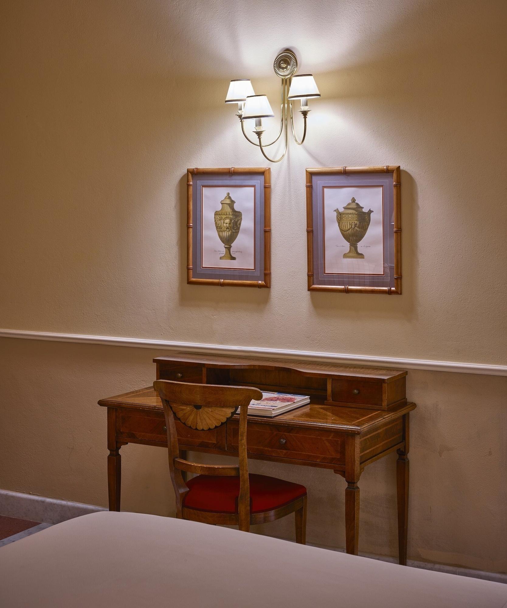 Bagni Di Pisa Palace & Thermal Spa - The Leading Hotels Of The World Сан-Джулиано-Терме Экстерьер фото A writing desk