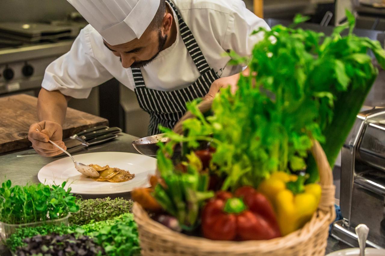 Bagni Di Pisa Palace & Thermal Spa - The Leading Hotels Of The World Сан-Джулиано-Терме Экстерьер фото A chef preparing a dish