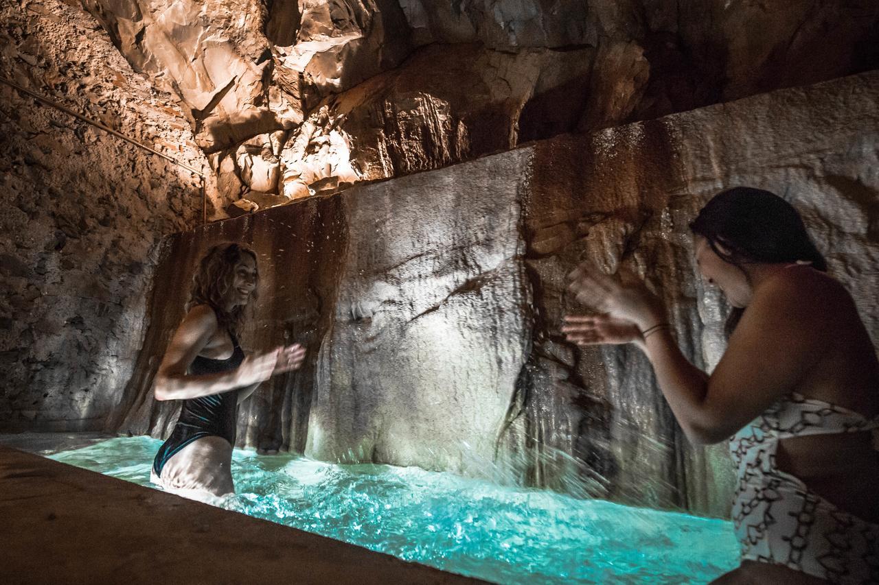 Bagni Di Pisa Palace & Thermal Spa - The Leading Hotels Of The World Сан-Джулиано-Терме Экстерьер фото Visitors at the Grotta Bianca
