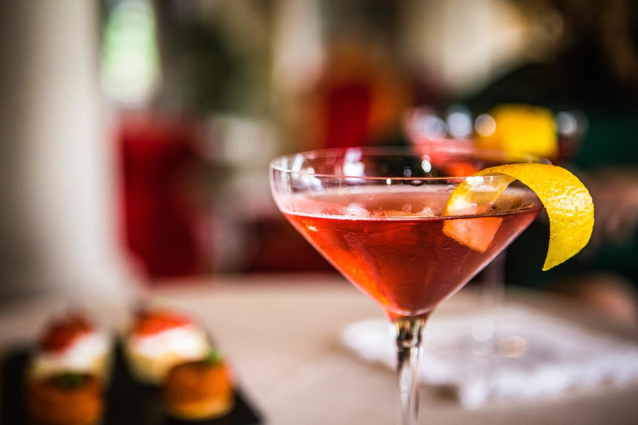 Bagni Di Pisa Palace & Thermal Spa - The Leading Hotels Of The World Сан-Джулиано-Терме Экстерьер фото A cosmopolitan garnished with a lemon twist